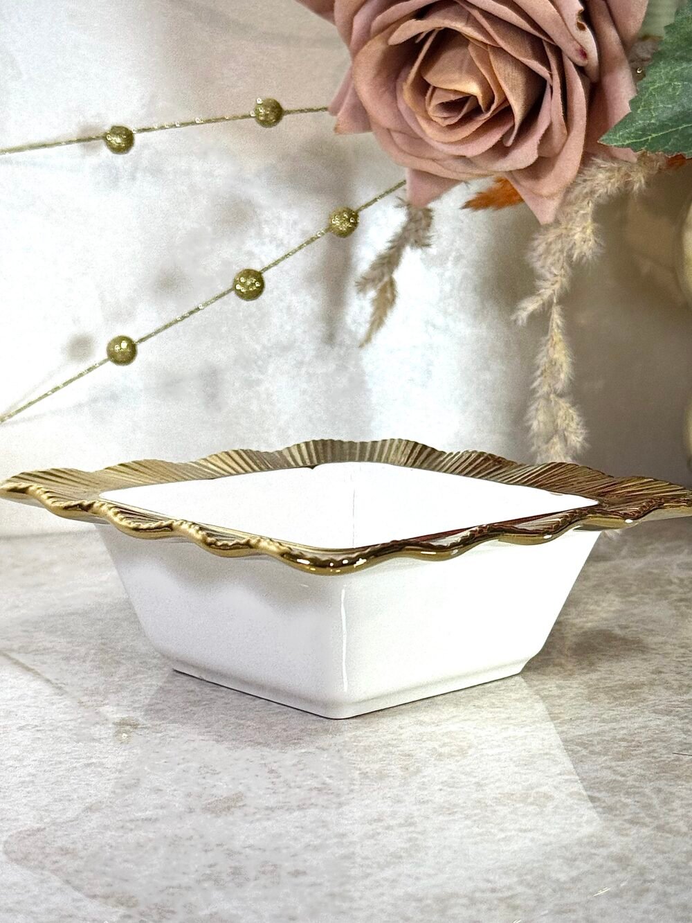Bol Carré Blanc avec Bords Dorés – Élégance Moderne pour Votre Table