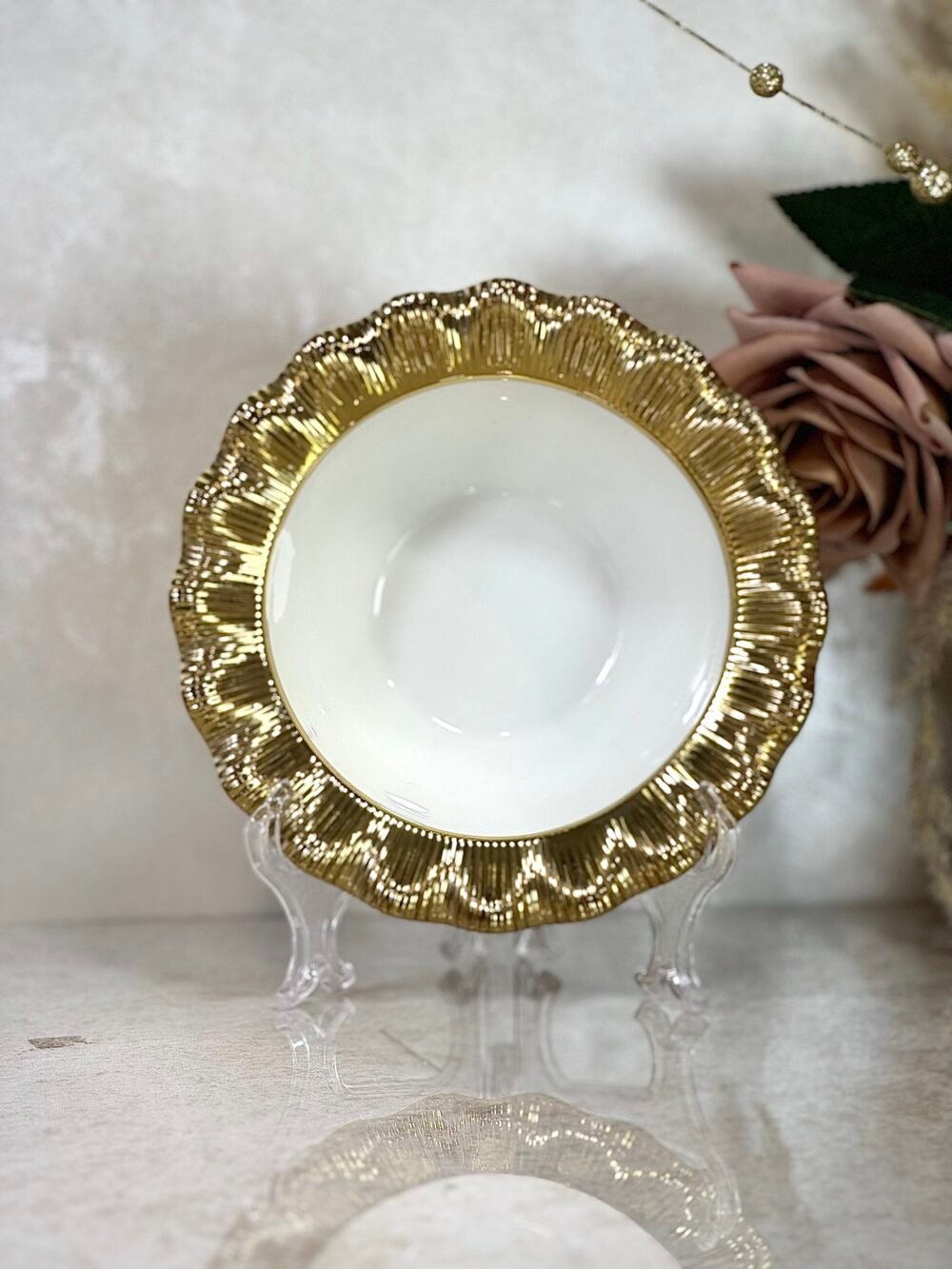 Bol Doré avec Intérieur Blanc – Élégance Moderne pour Votre Table
