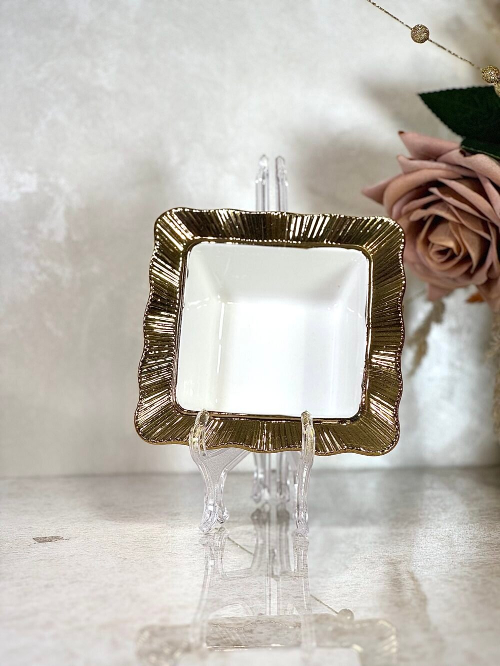 Bol Carré Blanc avec Bords Dorés – Élégance Moderne pour Votre Table