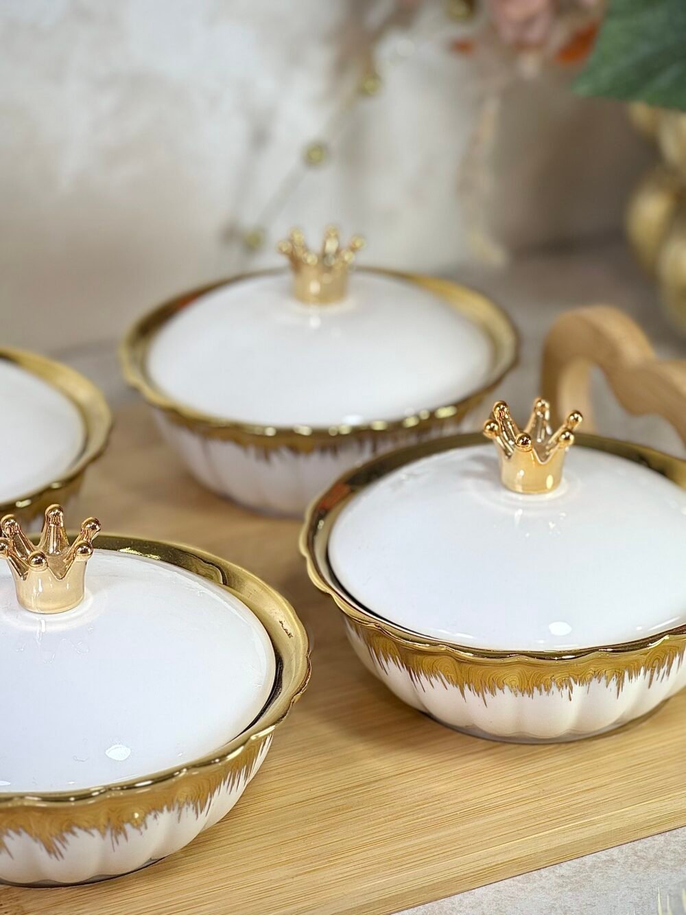 Ensemble de Plateau avec 4 Récipients en Céramique – Blanc et Doré Élégant