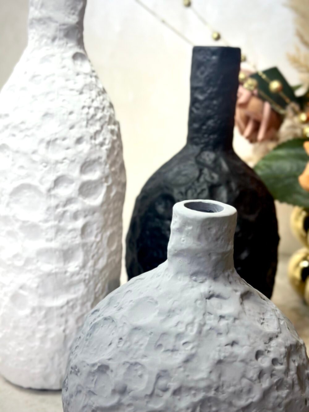 Ensemble de 3 Vases Décoratifs en Forme de Bouteille– Texture Surface Lunaire