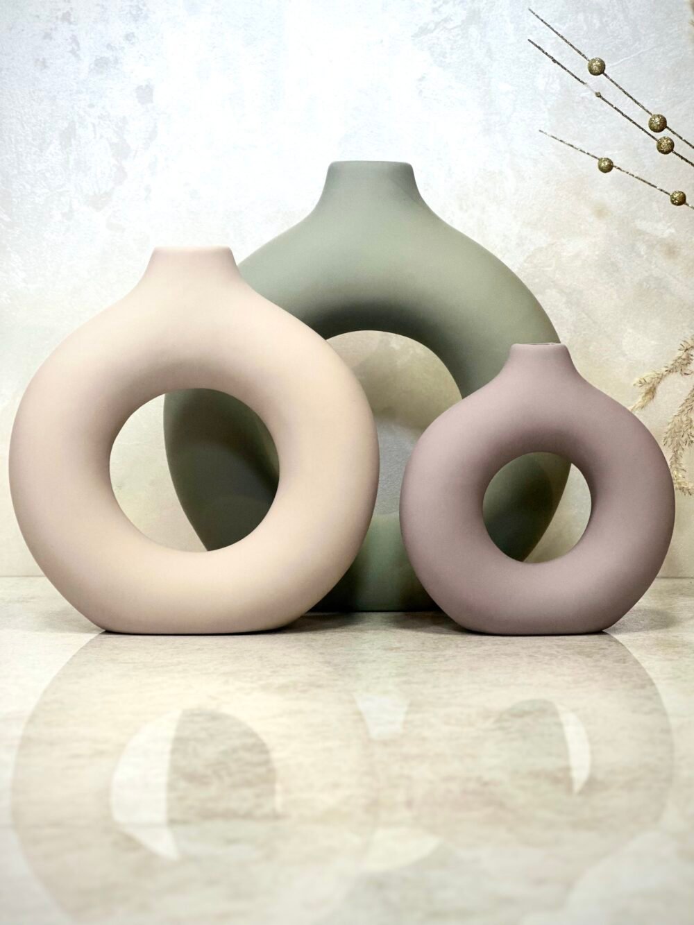 Ensemble de 3 Vases Abstraits Troués en Céramique – Design Moderne Taupe