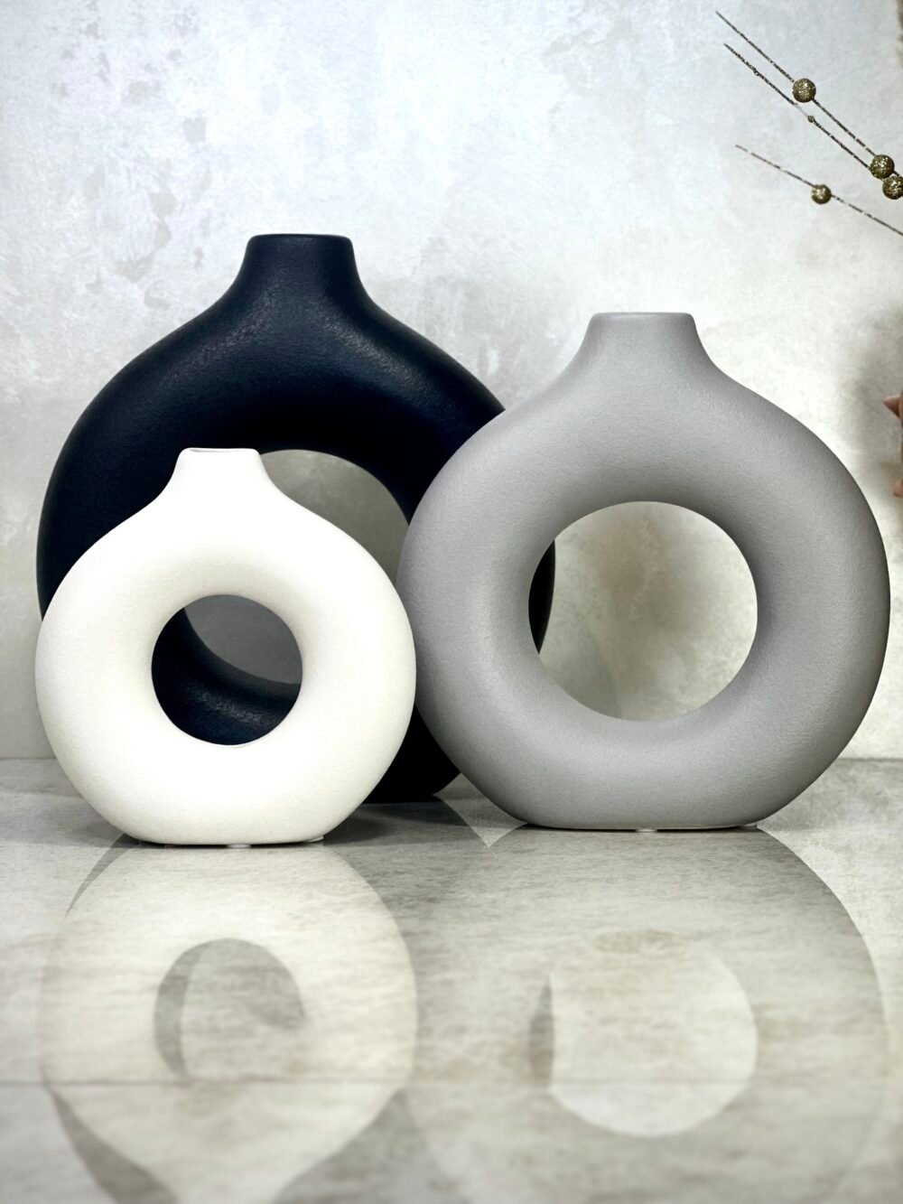 Ensemble de 3 Vases Abstraits Troués en Céramique – Design Moderne Noir, Blanc et Gris Élégants